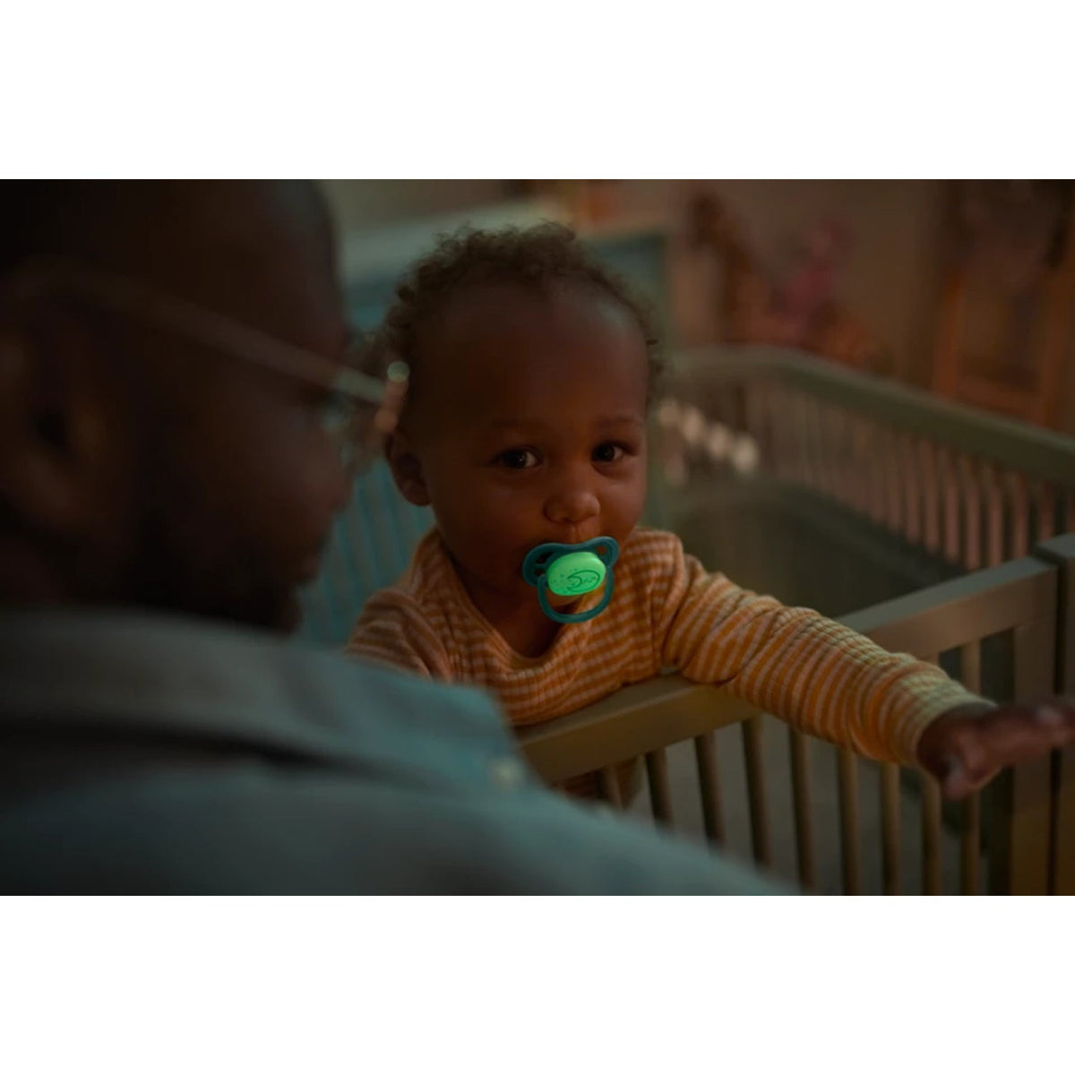 Philips Avent Ultra Air Pacifier - 2 Pack - Light, Breathable Glow-in-The-Dark Baby Pacifiers for Babies Aged 6-18 Months, BPA Free with Sterilizer Carry Case